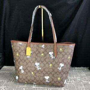 NWT COACH Peanuts Snoopy Tote bag!